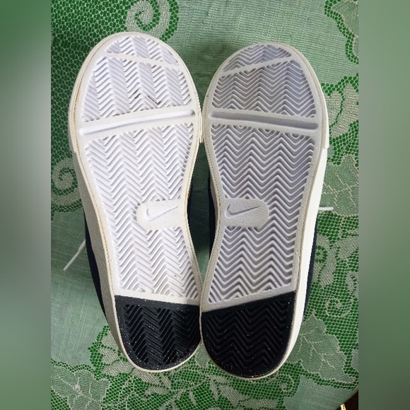 Nike boys shoes. Size 4.5 Y - Picture 6 of 7